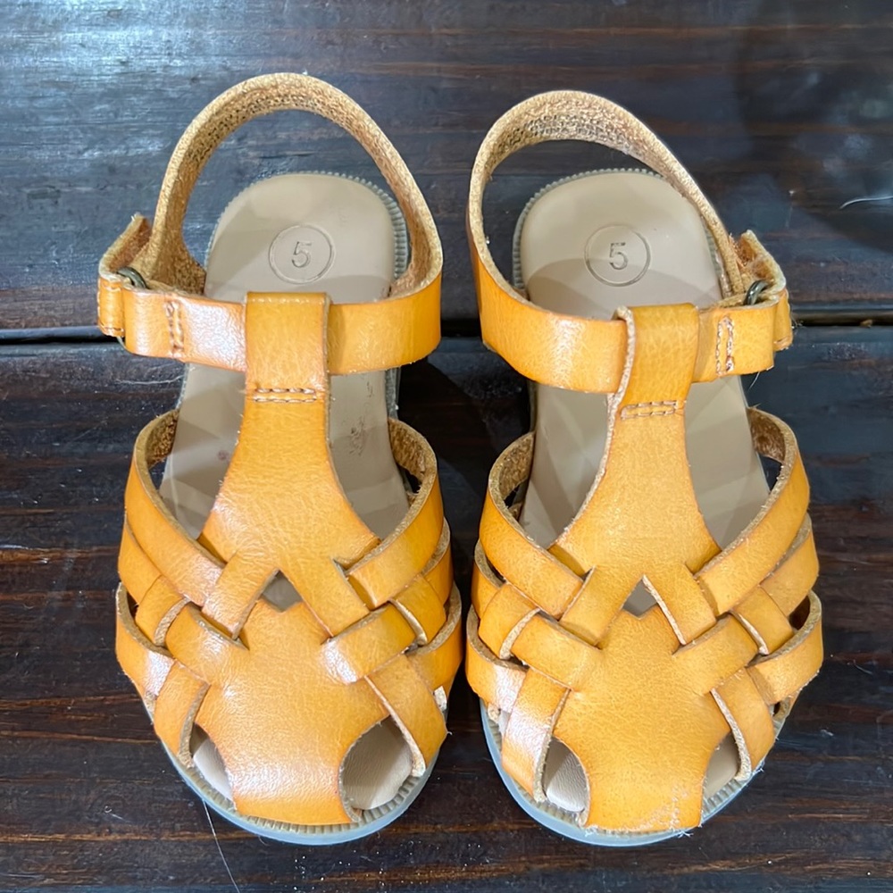 Cat & Jack sz 5 strappy sandals w velcro